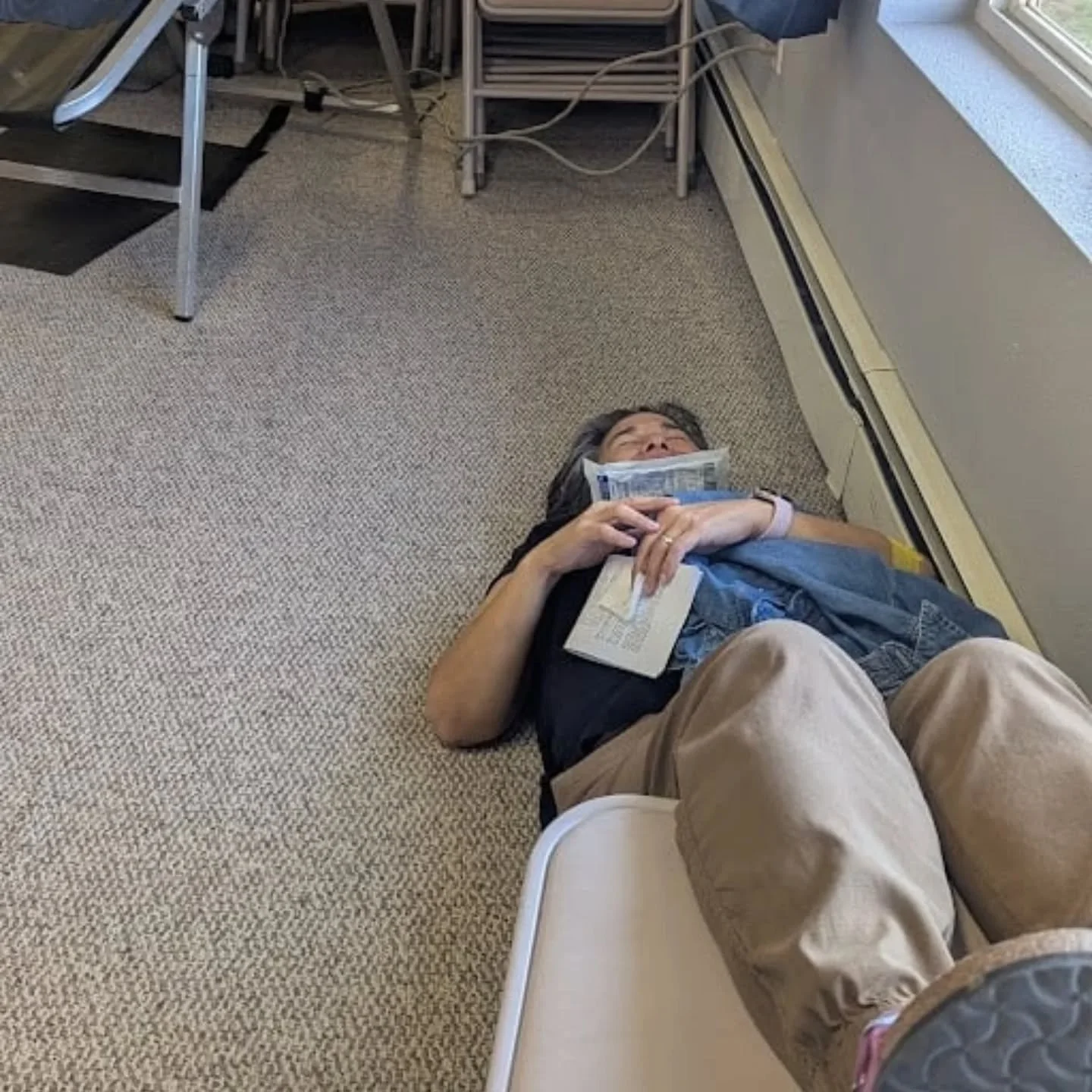 We donated blood today. I was unplugged first and went to stand by Kelly. Then, I almost fainted. I got to the ground on my own, just in time. Someone quickly got me positioned well, brought my ice packs, and gave me instruction to keep my feet movin