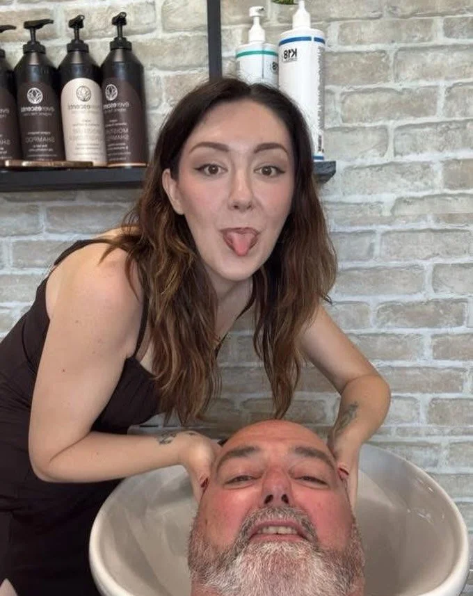 🎄✨ VIP client in salon ✨🎄

25 years later and he&rsquo;s still my favourite client&hellip; and somehow my most chaotic.

My dad:
&bull; Walks in confidently
&bull; Asks for a perm 
&bull; Christmas week
&bull; Drove 3 hours just to do a dad joke

P