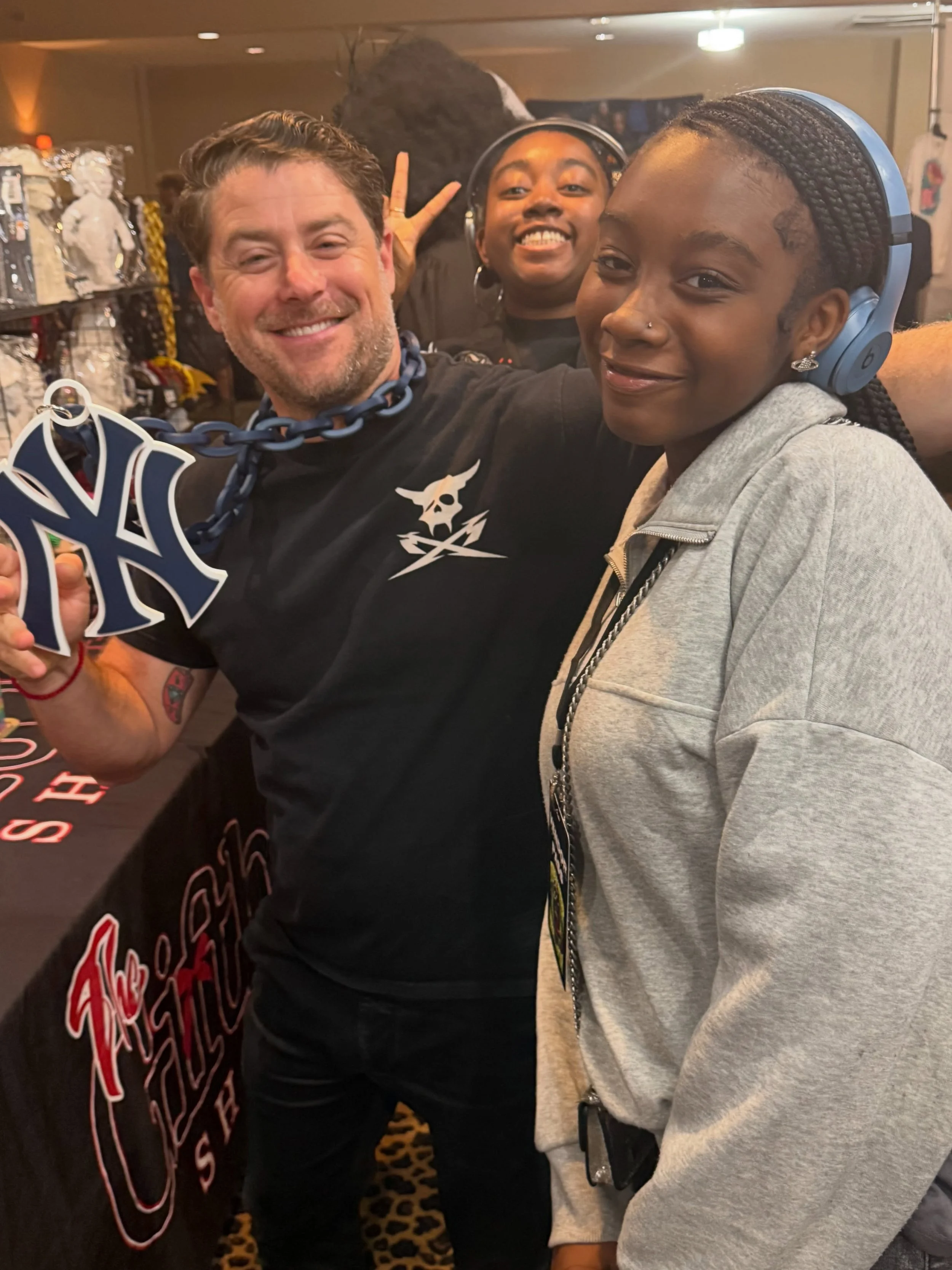 One of the coolest guys in the room!! #giftbox #tidewaterhorrorconvention #celebrity #vendor #conventions
