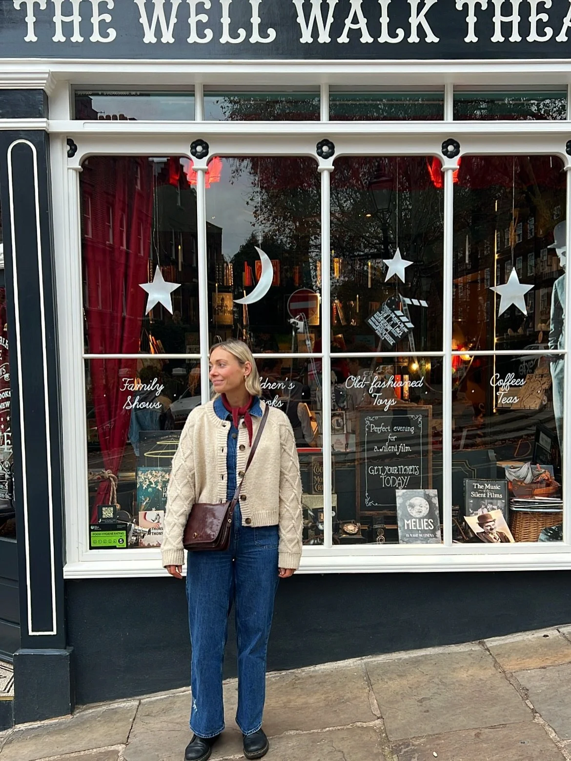 🎞️ Stumbled upon this children's theatre, bookshop and cafe while walking in Hampstead Heath at the weekend and honestly I was just a little obsessed! The details - from the window display cases outside (swipe to see!) showing upcoming screenings, t