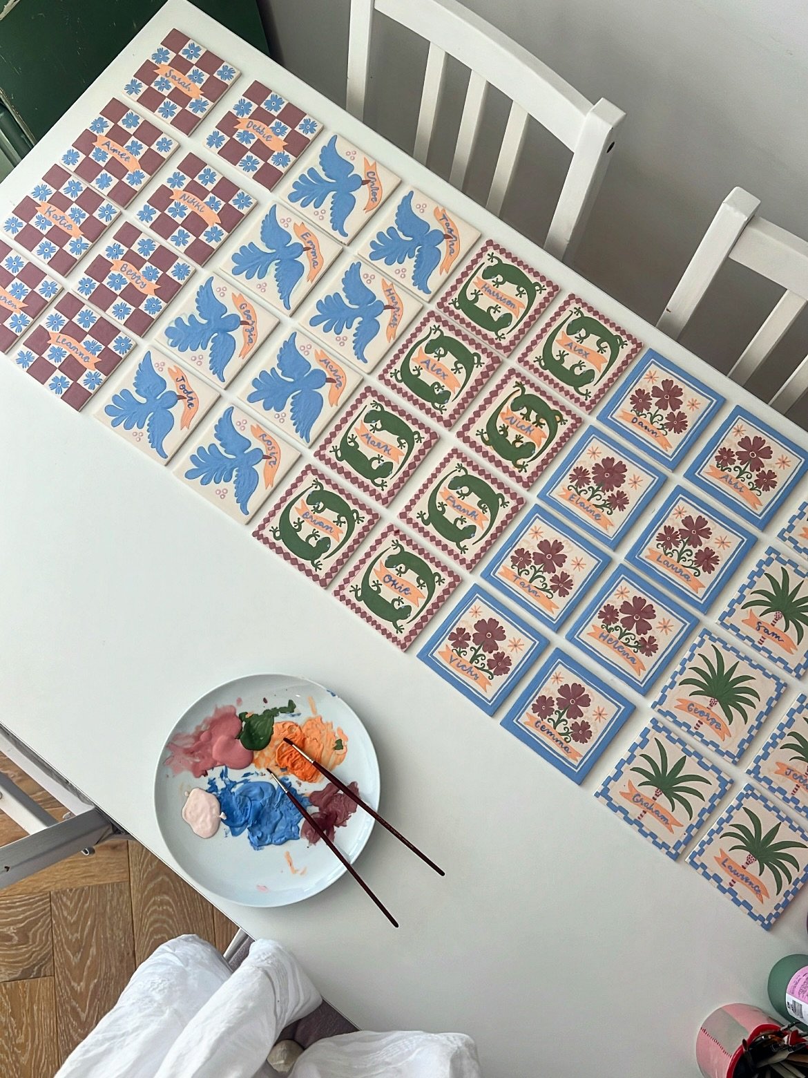 I've not been very good at sharing my work recently (too busy working on it!! 🙈) So sharing some snippets of a few pieces that I've been working on, including a funky seating plan (nearly 100 hand painted tiles that are going to be coasters for gues