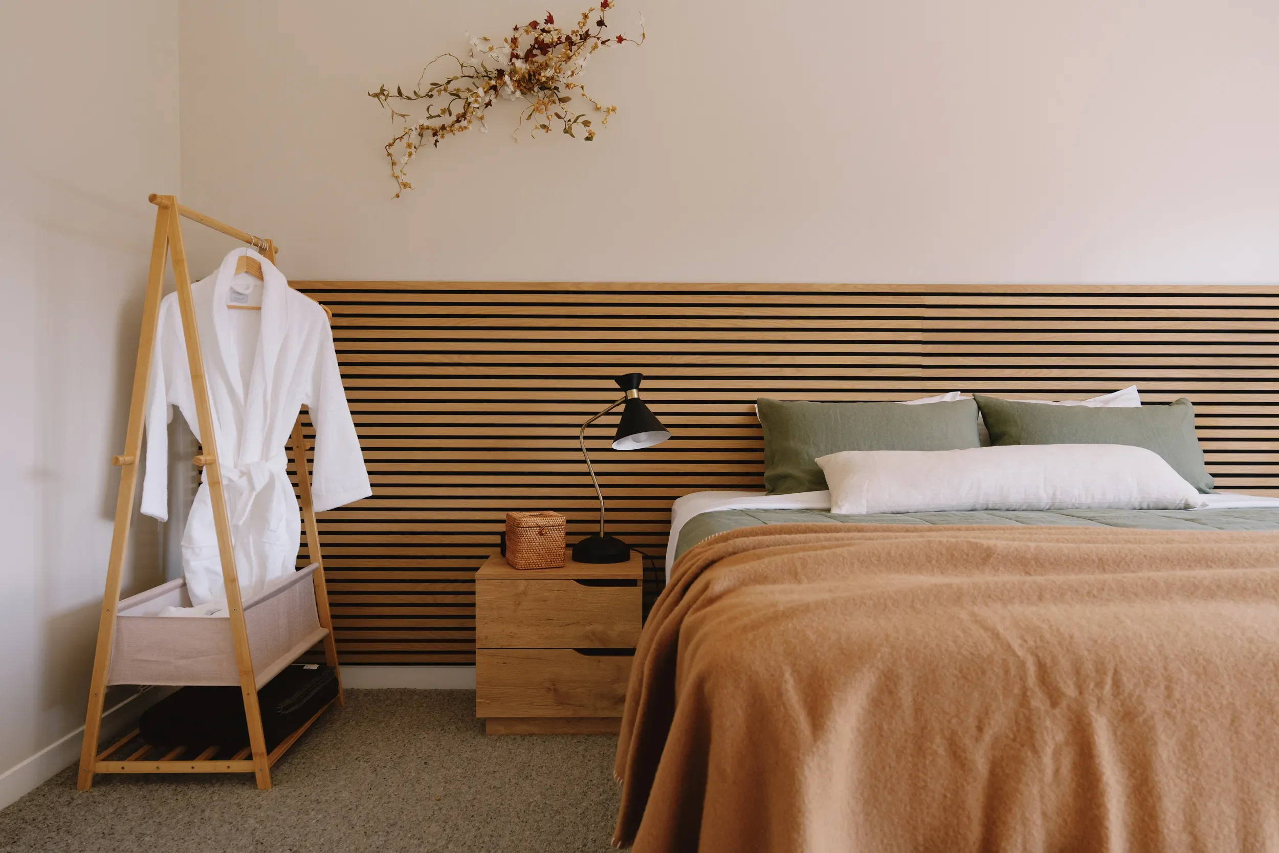68d48c485d5e088a81895293_Mountain-View-Room_Amenities.webp