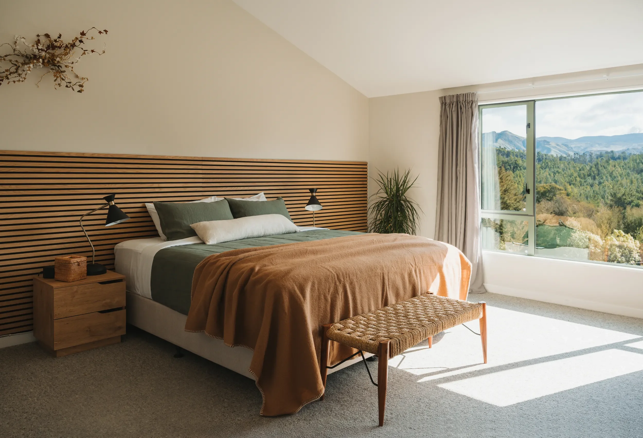 68d48c498abc64465366c7c9_Mountain-View-Room.webp