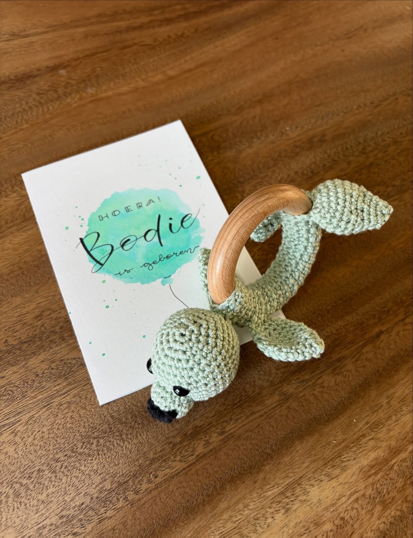 Al meer dan 6 jaar koop ik geen kaartjes meer in de winkel, maar maak ik ze zelf. En ja, dat lukt nog steeds! 
Soms was het stressen&hellip; snel nog een kaartje in elkaar flansen vlak voor vertrek naar de verjaardag. Maar inmiddels heb ik een fijne 