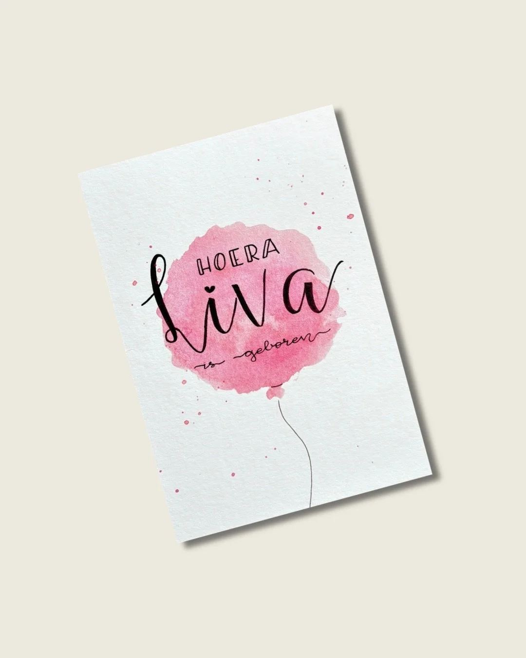 Hoera voor nieuwe mini-mensjes! 
Ik maak persoonlijke geboorte felicitatiekaarten in allerlei kleuren. De naam van de baby schrijf ik er met de hand bij, zodat elk kaartje &eacute;cht uniek is.
Voor maar &euro;3,95 per stuk heb je een superlief, pers