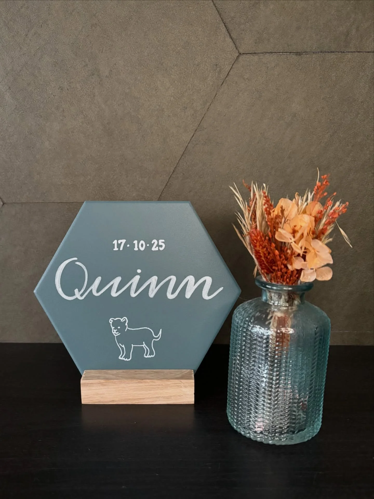 Zoek je nog een leuk, origineel cadeautje als kraamcadeau? 

Ik geef oude (badkamer)tegeltjes een nieuw leven en hergebruik ze voor bijvoorbeeld geboortetegeltjes! In dit tegeltje voor Quinn heb ik ook een detail van het geboortekaartje terug laten k