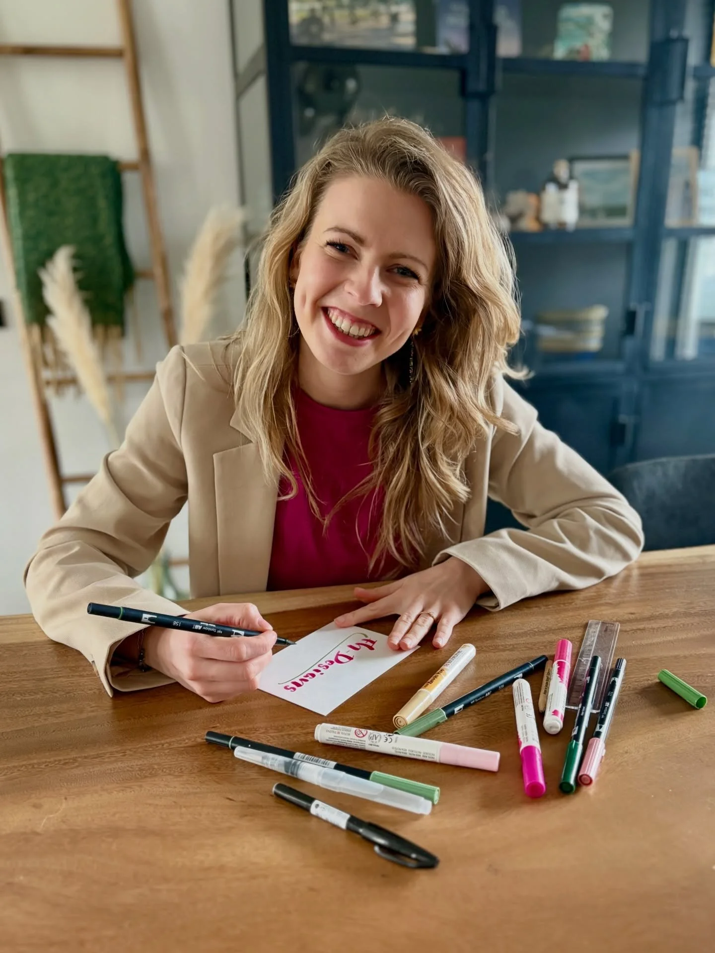 🙋🏼&zwj;♀️ Tijd om mezelf eens goed voor te stellen!

Ik ben Fleur, het gezicht achter al het handletter‑leuks dat je hier voorbij ziet komen. Met veel liefde maak ik wenskaarten, tegeltjes, (borrel)planken en persoonlijke opdrachten voor bijzondere