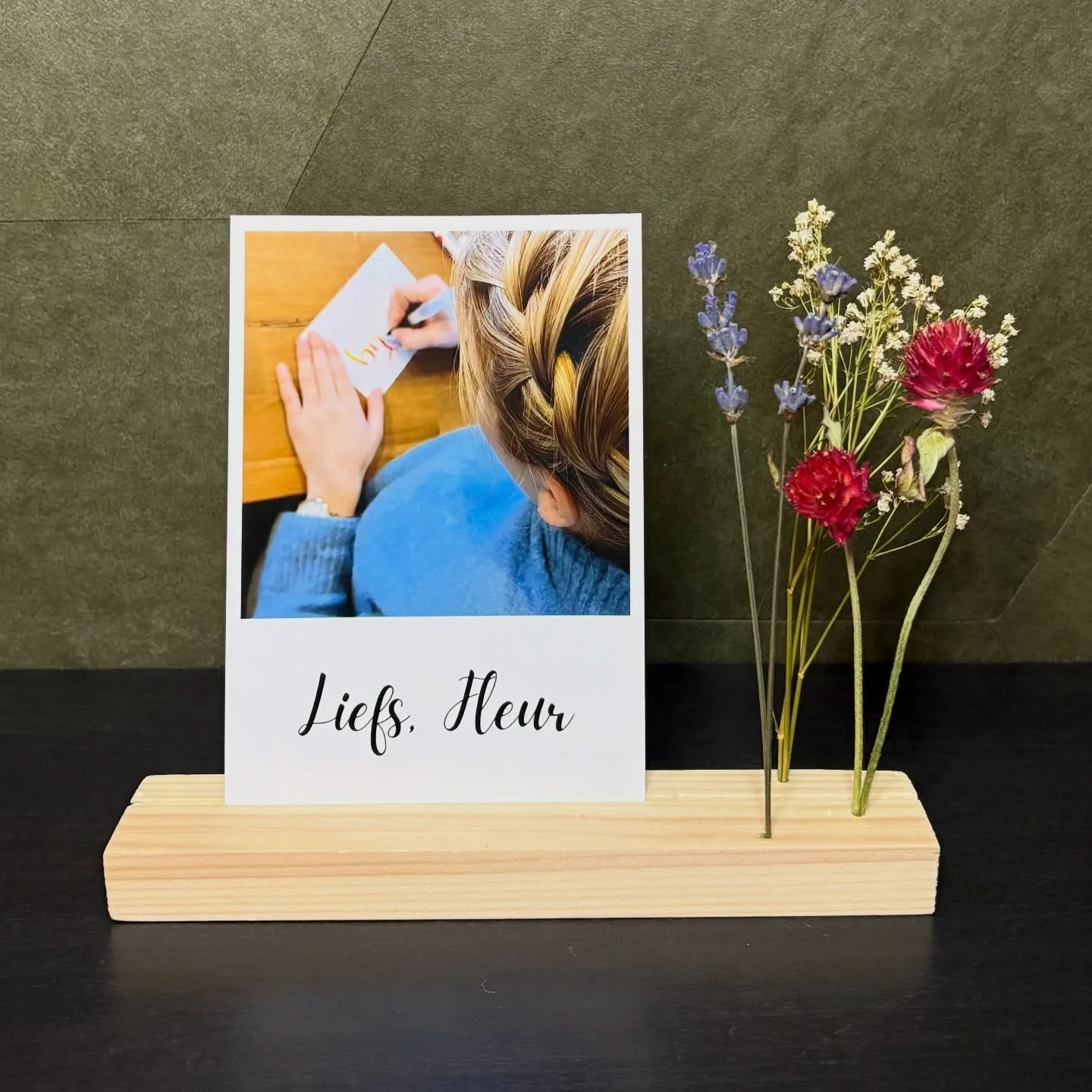 Hoe leuk is deze schattige foto-/kaarthouder? Perfect om als cadeautje weg te geven, met een leuke kaart of een leuke foto van jullie samen. 

De fotohouder is te vinden op mijn website! 

#foto #cadeau #droogbloemen #persoonlijkcadeau