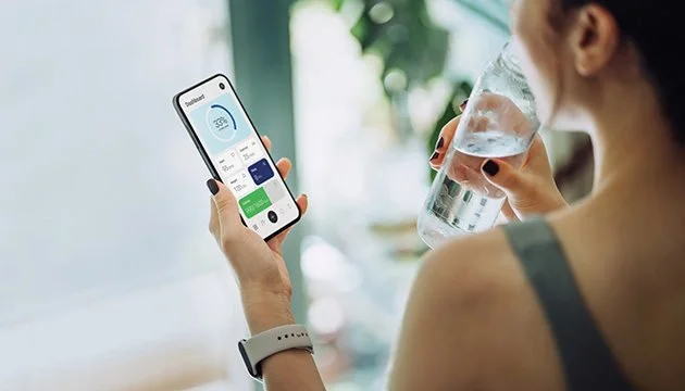 smartphone-smartwatch-woman-exercising (1).jpg