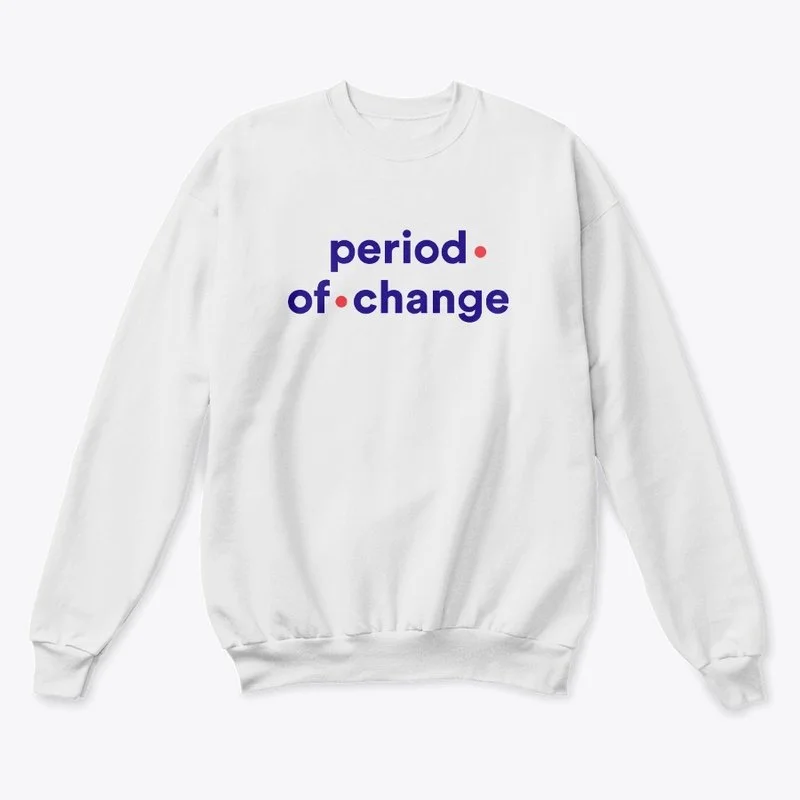 Weißer Pullover mit blauer und roter Aufschrift "period of change".