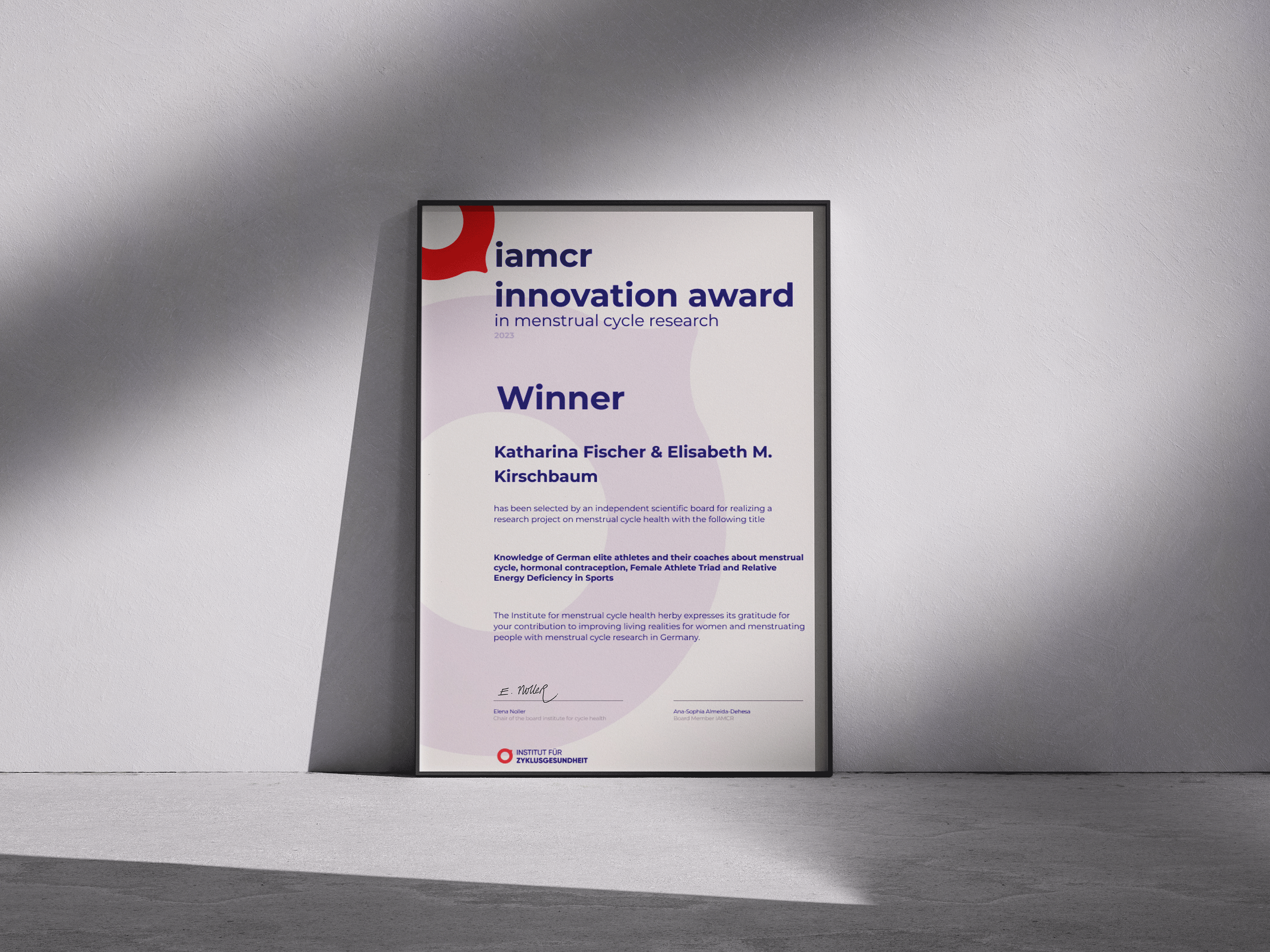 Urkunde für den iamcr Innovation Award 2023 an Katharina Fischer und Elisabeth M. Kirschbaum, mit Unterschriften und Logo des Instituts für Geschlechts- und Gesundheit.