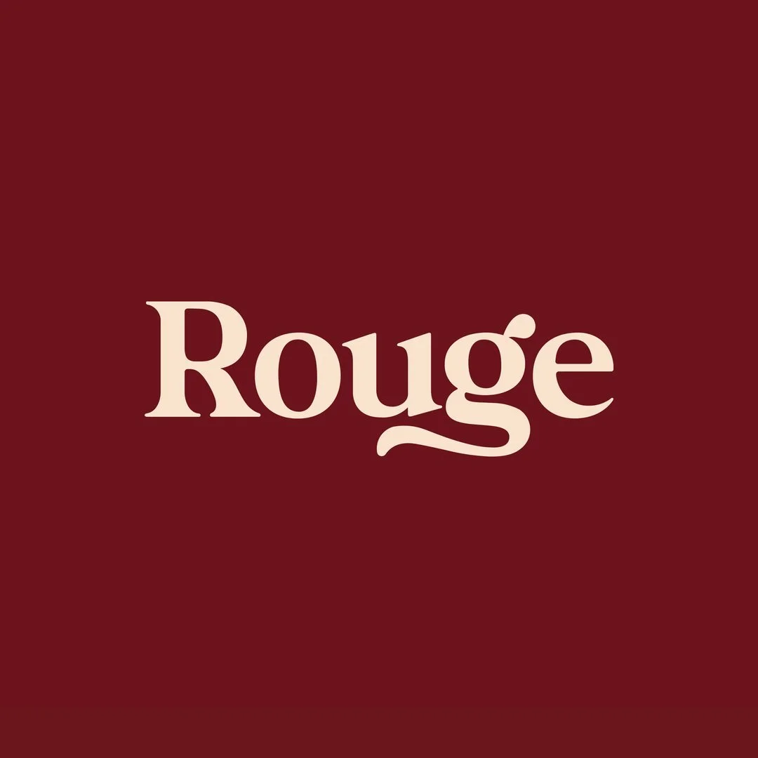 Das Wort 'Rouge' in weißer Schrift auf einem roten Hintergrund.