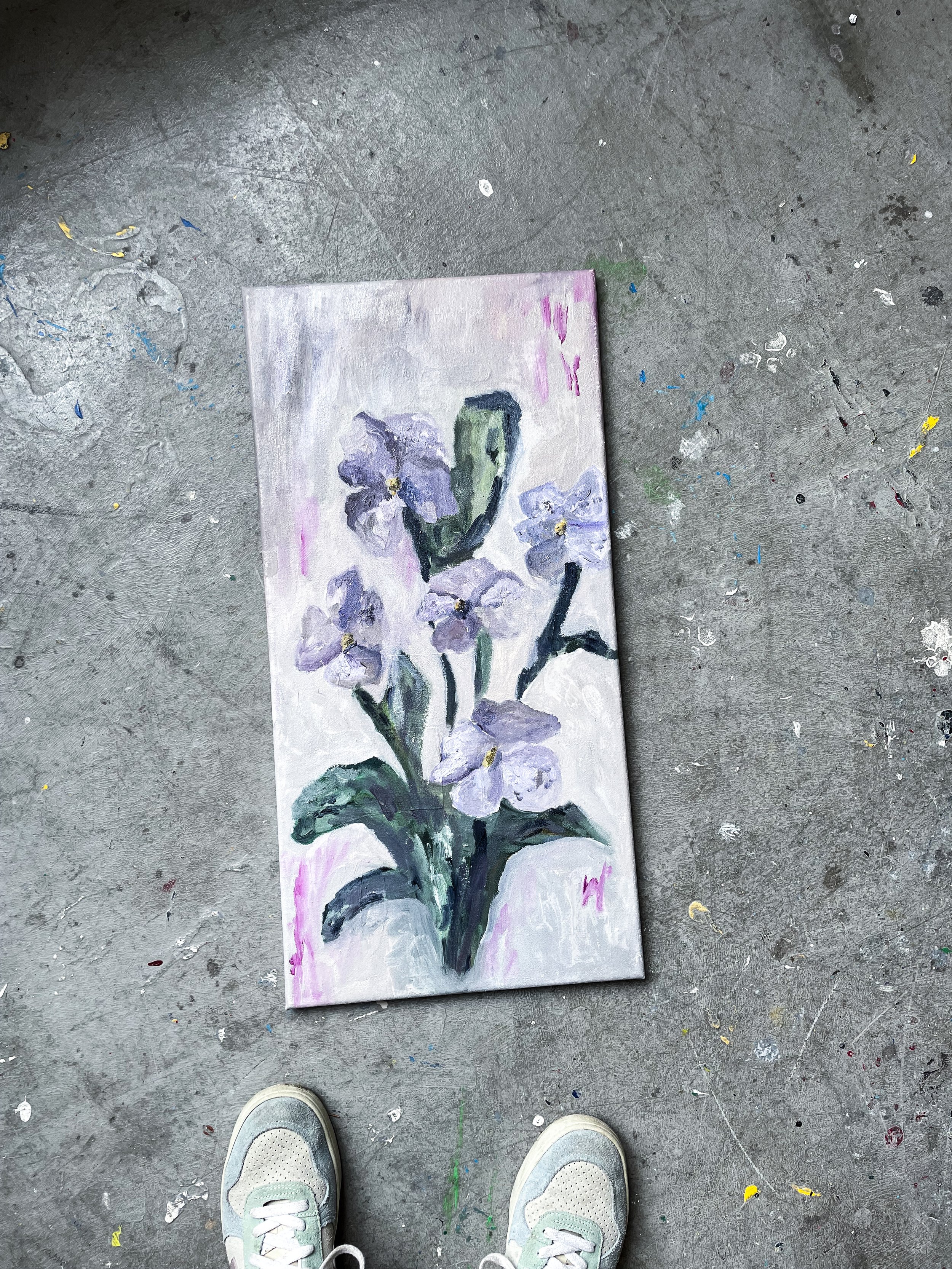 Malerei eines Aquarell-Gemäldes mit lila Blumen auf dem Boden einer Kunstschule.