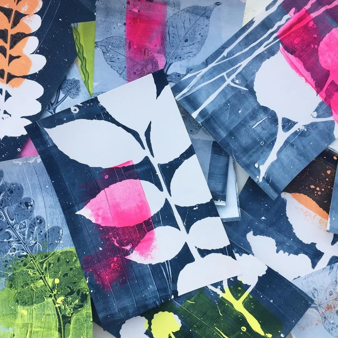 Mehrere abstrakte Kunstwerke im Monotypie-Stil mit Blumenmotiven und Farbspritzern in Neonfarben, hauptsächlich Schwarz, Weiß, Pink, Grün und Orange.