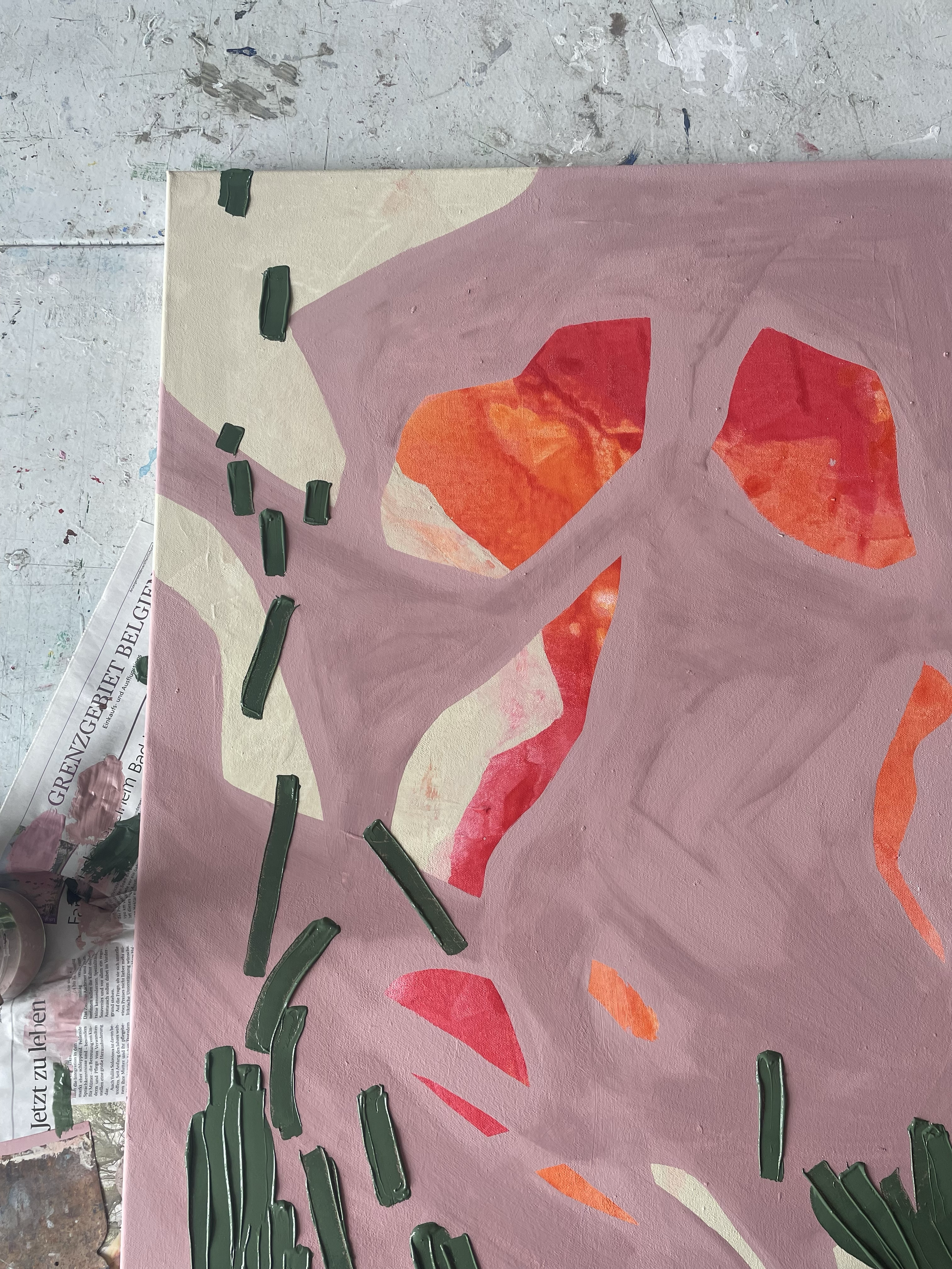 Malerei eines abstrakten Leinwandbildes mit rot-orangefarbenen Teilen, rosa und cremefarbenen Flächen und grünen Pinselstrichen auf einer Leinwand.