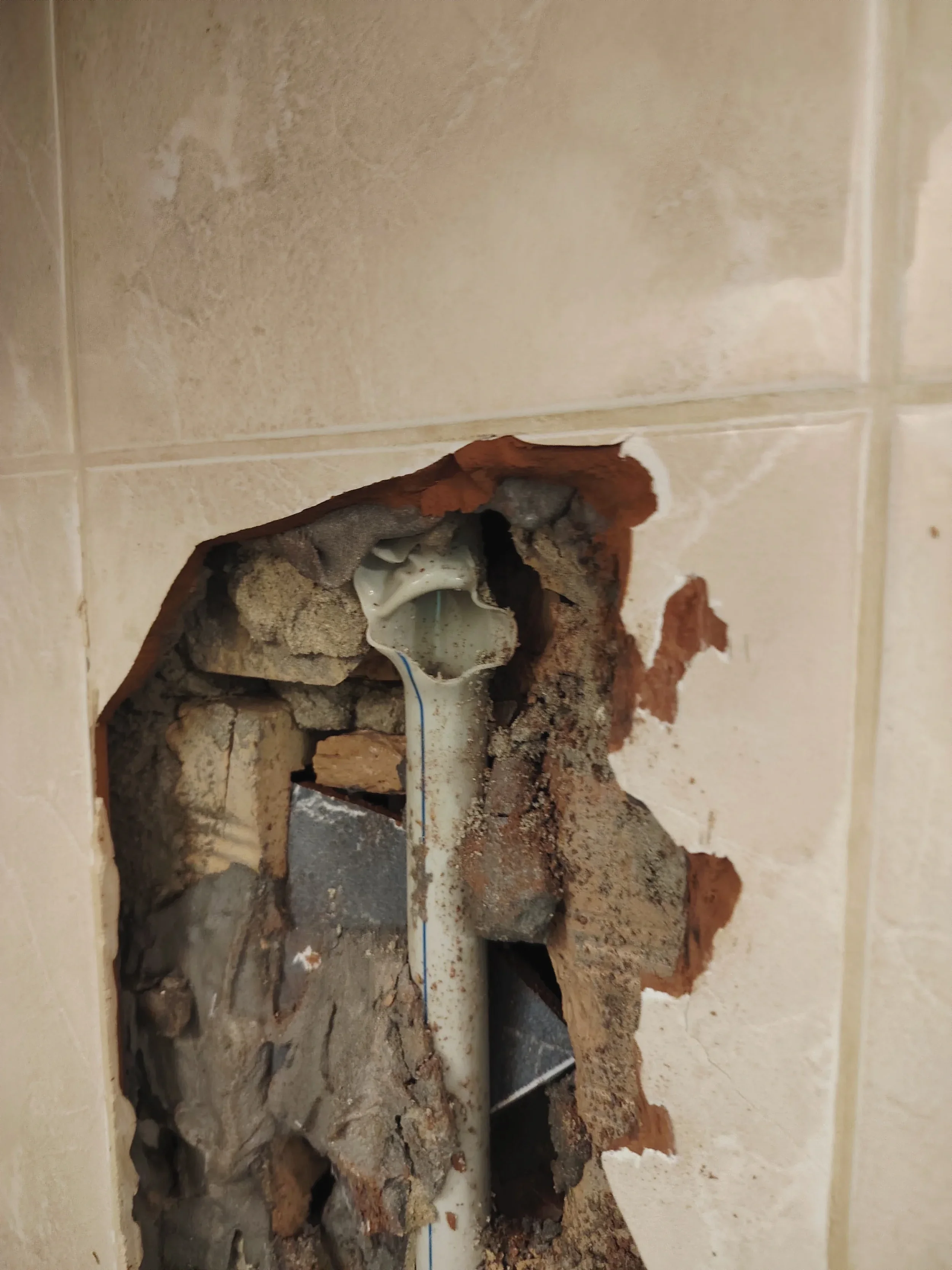 откриване и отстраняване на скрит теч в стена от вик услуги варна