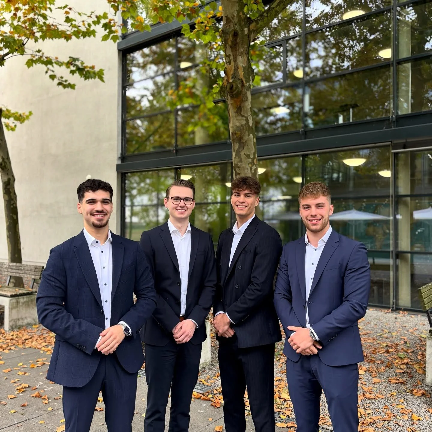 D&uuml;rfen wir vorstellen?
Der neue Vorstand des B&ouml;rsenvereins an der DHBW Mannheim e. V.:
v. l. n. r.: David Reske (stellvertretender Finanzvorstand), Jakob Grellmann (Finanzvorstand), Florian Bochmann (Vorstandsvorsitzender) und Tim Wenzl (st