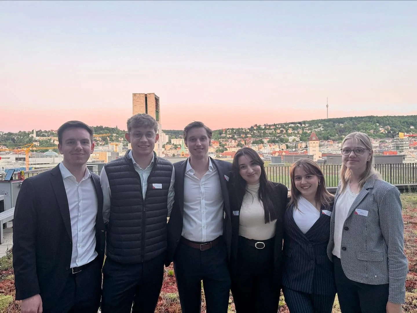 Vielen Dank an WTS Advisory f&uuml;r die Einladung zur TALENTbar ins Stuttgarter Office und den Aufenthalt auf der Dachterrasse mit Blick auf die Stadt! 🔷 Nach einer Vorstellung des Unternehmens sowie einzelner Karrierewege in den Bereichen M&amp;A-