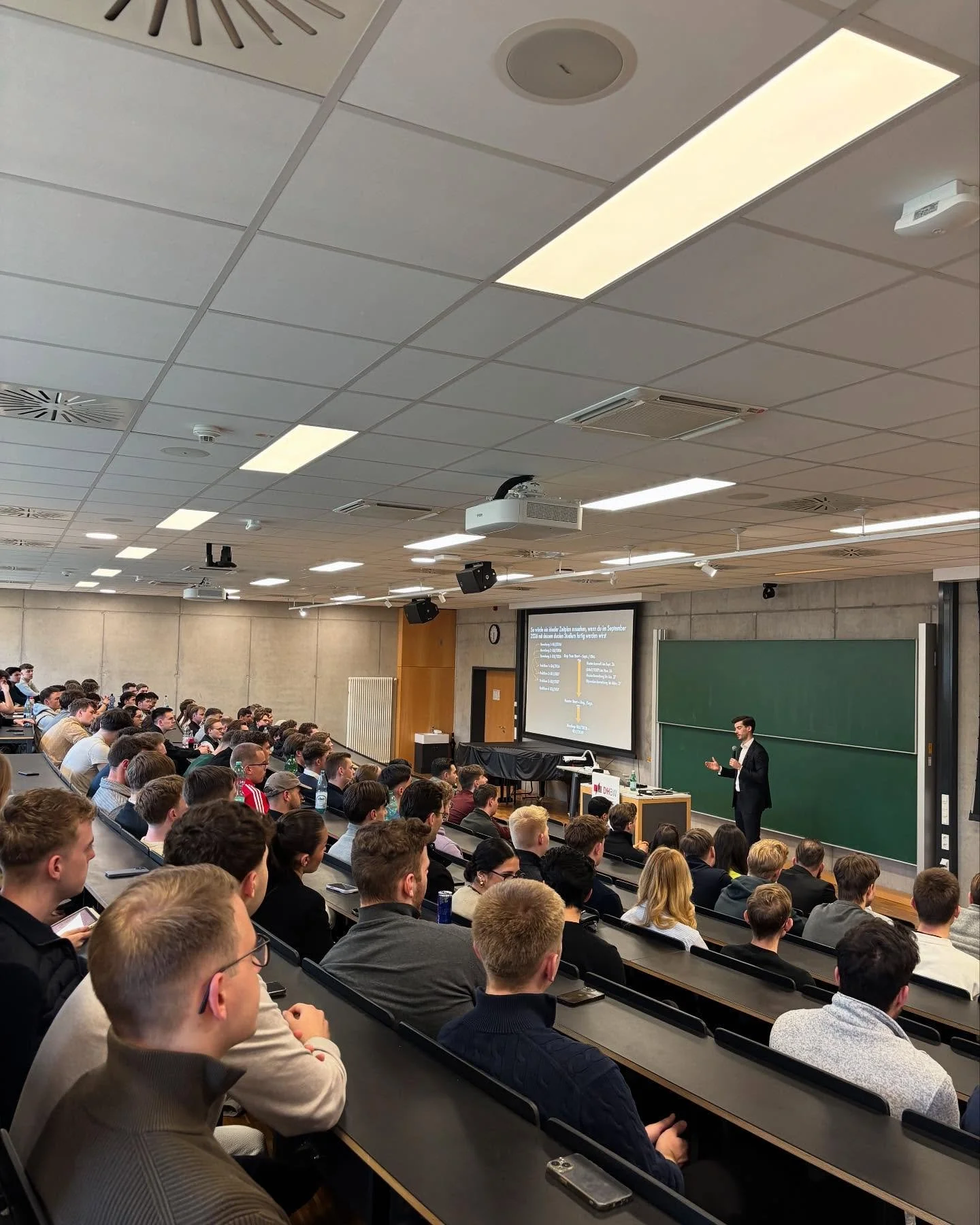 Vielen Dank an &uuml;ber 140 engagierte Studierende f&uuml;r das sch&ouml;ne Event! 

Gestern Abend fand der Fachvortrag von David D&ouml;bele an der DHBW in Mannheim statt.
Nach einem informativen Vortrag entwickelte sich eine intensive Fragerunde, 