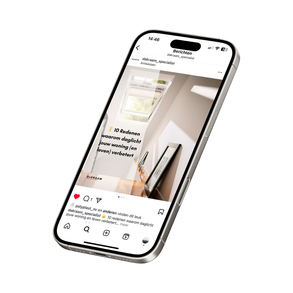 Smartphone met Instagram post over dakramen en daglicht, tekst in het Nederlands.