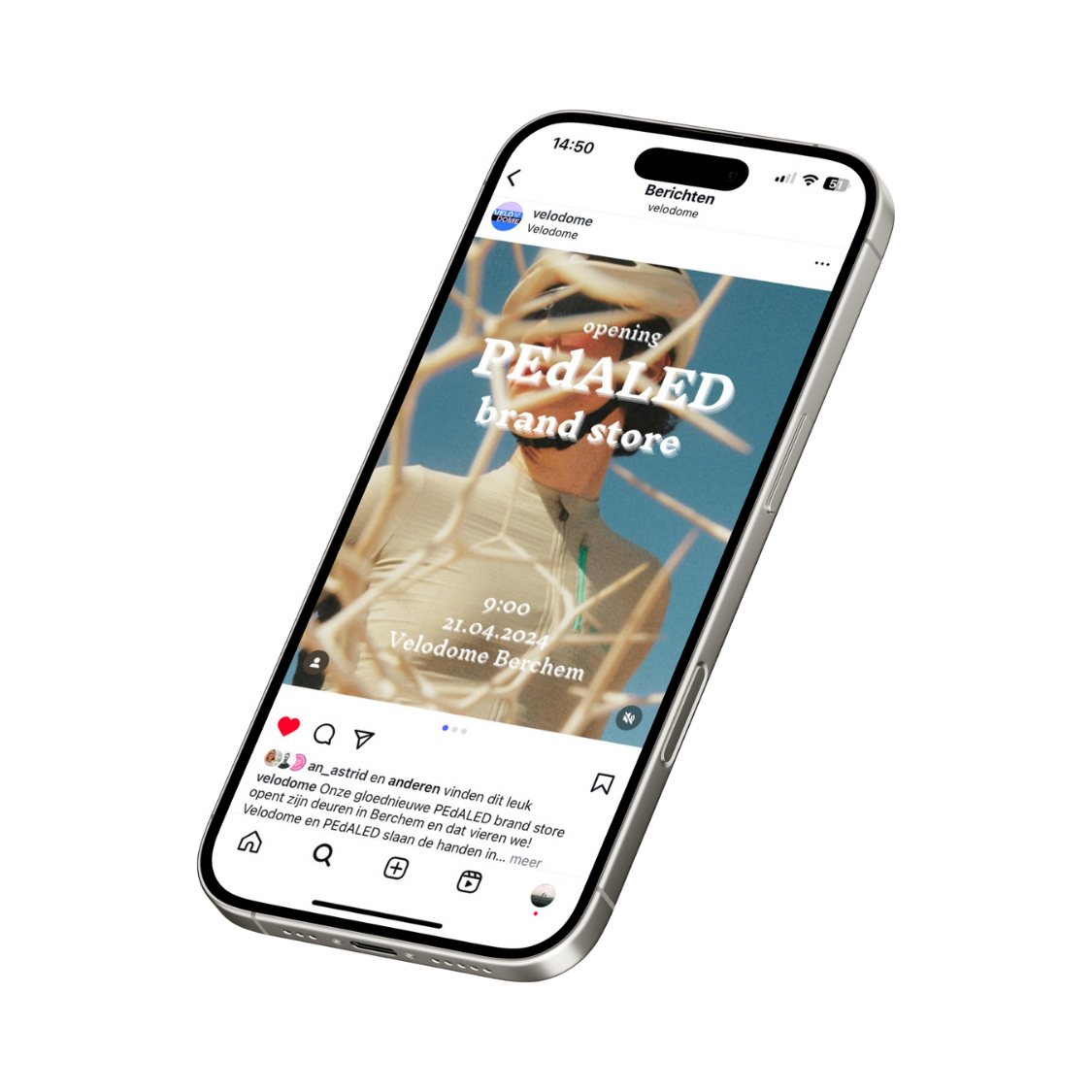Social media bericht op een smartphone over de opening van een PEDALÉD brand store op 21 april 2024 om 9:00 uur in Velodrome Berchem.