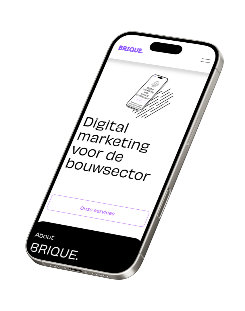 Een smartphone met de website van BIQUE open, met de tekst 'Digitale marketing voor de bouwsector' en een knop 'Onze services'.