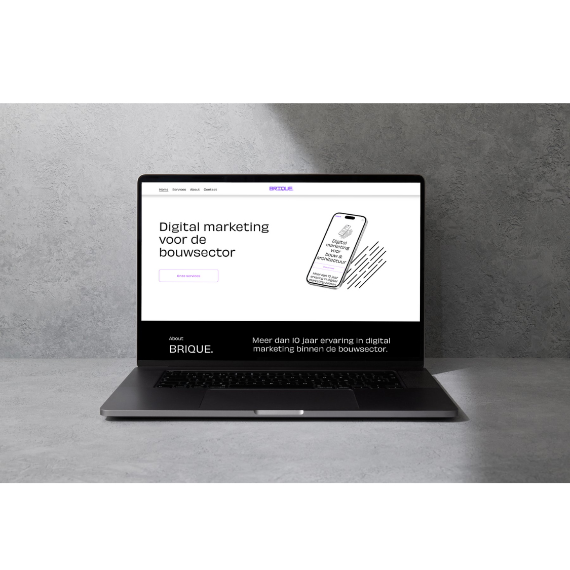 Laptop op een tafel dat een website toont met de tekst 'Digitale marketing voor de bouwsector' en een button 'onze services'.