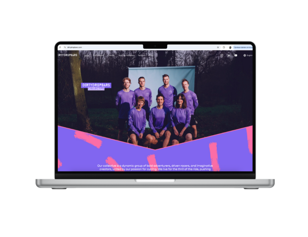 Een laptop met een website die een groep mensen laat zien, allemaal gekleed in paarse sportkleding, in een bosomgeving tijdens de schemering.