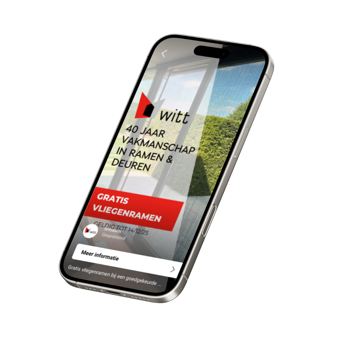 Een smartphone met een advertentie voor een vakmanschap in ramen en deuren, met een aanbieding voor gratis vliegenramen, en een foto van een raam met uitzicht op groen landschap.