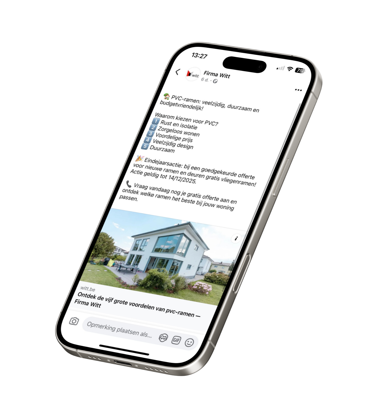 Smartphone toont een Facebook-bericht over PVC-ramen met een foto van een modern wit huis en groene tuin.