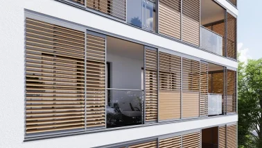 Mehrstöckiges modernes Gebäude mit Holzjalousien auf den Balkonen