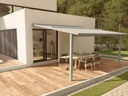 Modernes Haus mit Terrasse und Sitzbereich im Freien, umgeben von Grünflächen.