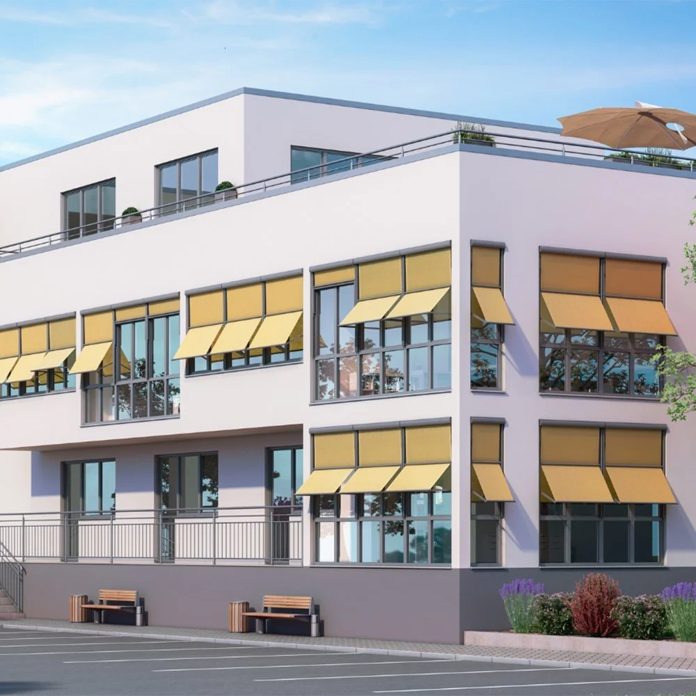 Mehrstöckiges modernes Gebäude mit großen Fensterflächen, gelben Fensterläden und einem Balkon mit Sonnenschirm auf dem Dach.