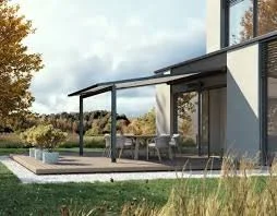 Moderne Terrasse mit Sitzbereich und Überdachung vor einem Haus, umgeben von Garten und Natur.