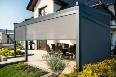 Neues modernes Gartenhaus oder Terrassenüberdachung mit offenen Blick auf Garten und Sitzbereich