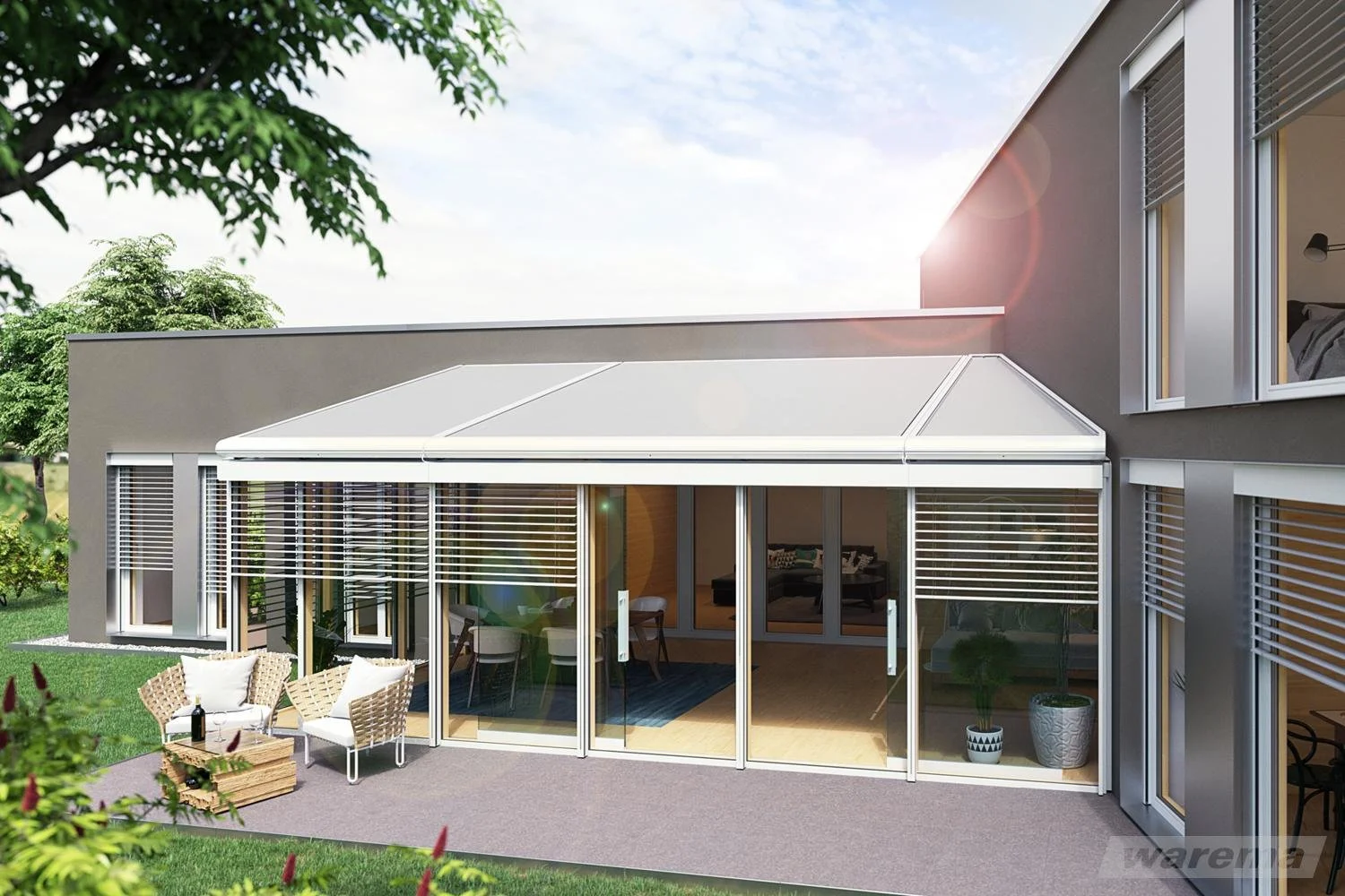 Moderne Hausfassade mit Wintergarten und Gartenmöbeln, Sonnenschirm, Pflanzen und Bäumen im Hintergrund, sonniges Wetter.