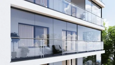 Ansicht eines modernen Gebäudes mit mehreren Stockwerken und Glasfassade