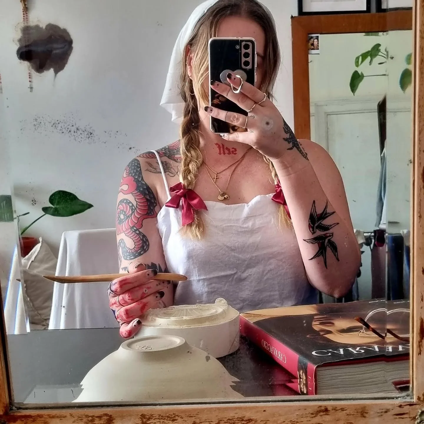 Antique mirrors &bull; Caravaggio &bull; Ribbons come la Nonna &bull; Bedroom turned studio space.. when you need to create, you'll make anything work 
&bull;
&bull;
&bull;
Newly back in Rome, looking for a studio space