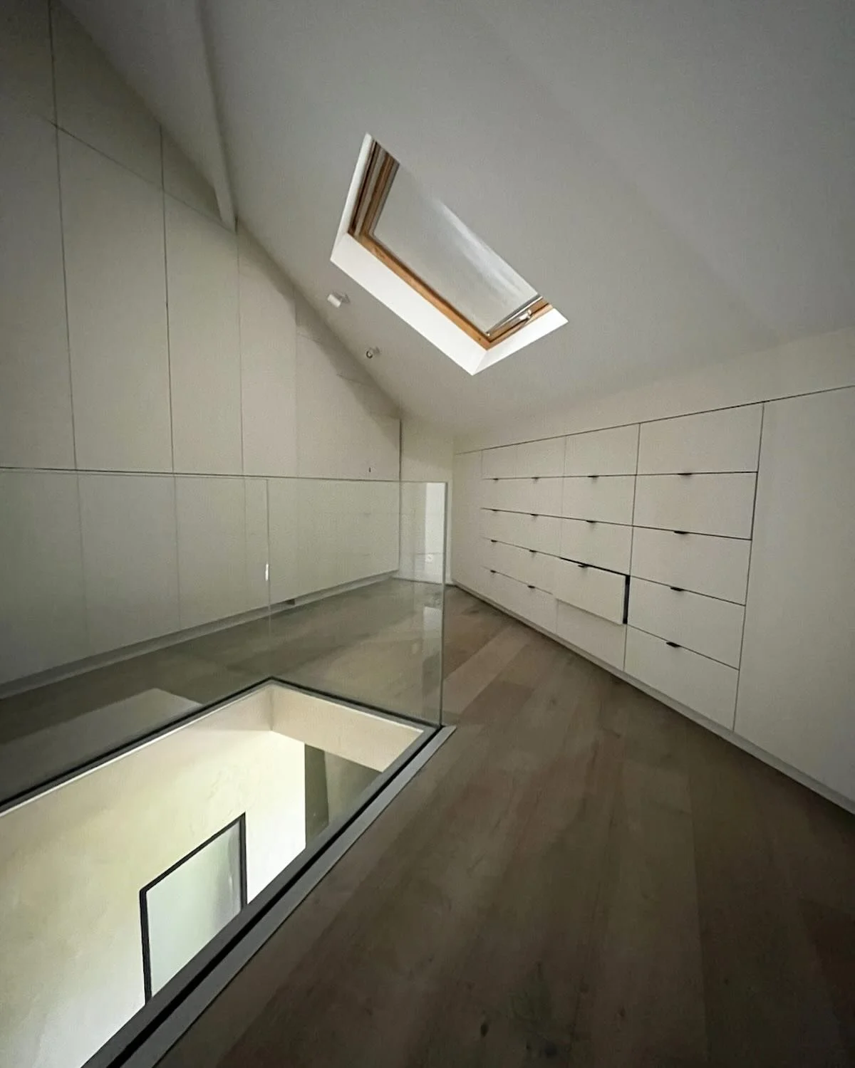 Menuiserie sur mesure + parquet + garde de corps en verre

#b&acirc;timent #r&eacute;novation #appartement #r&eacute;novationappartement #r&eacute;novationparis #b&acirc;timentparis #peinture #ma&ccedil;onnerie #menuiserie #menuiserieparis #haussmani