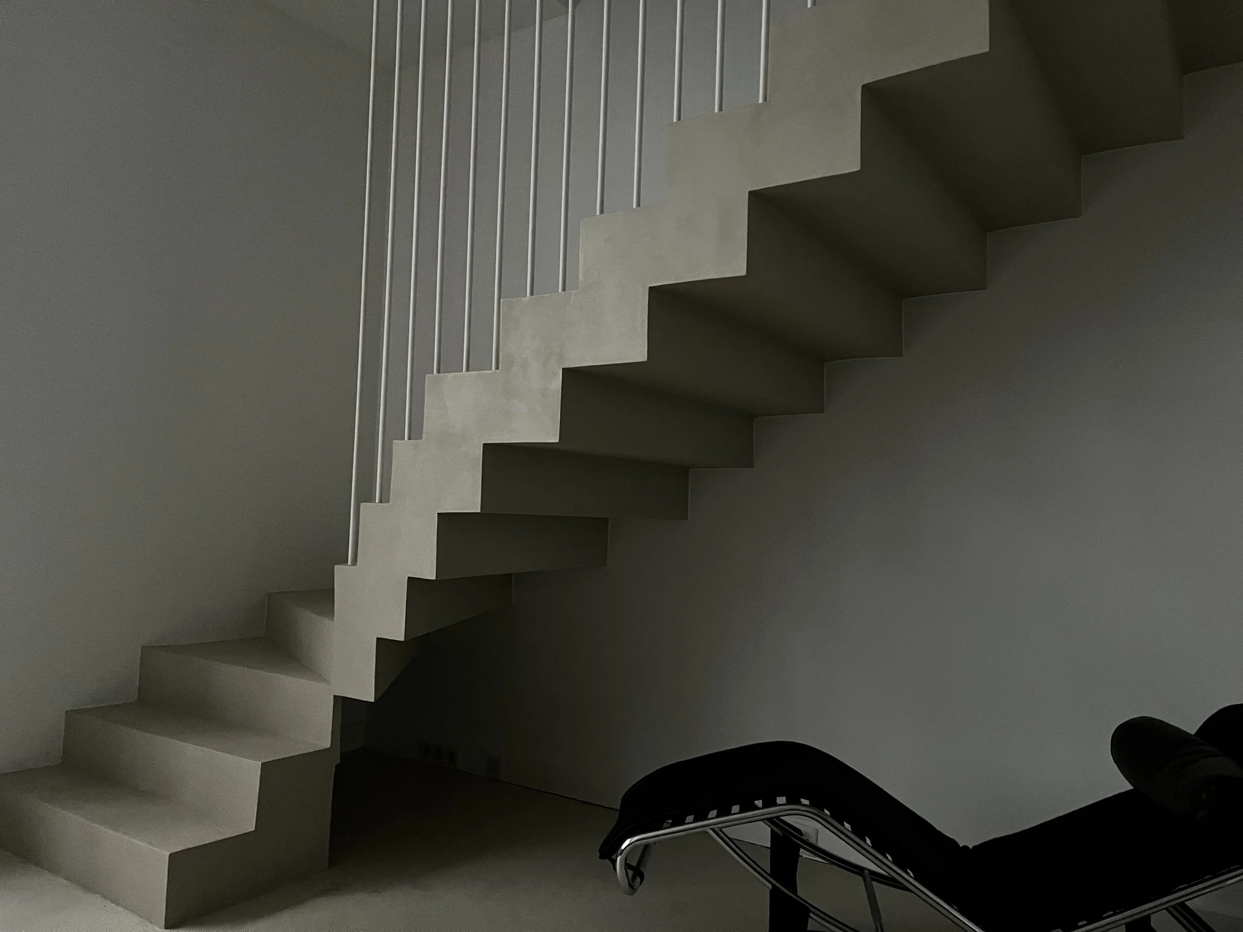 Escaliers en béton dans une ambiance moderne, vue en contre-plongée.