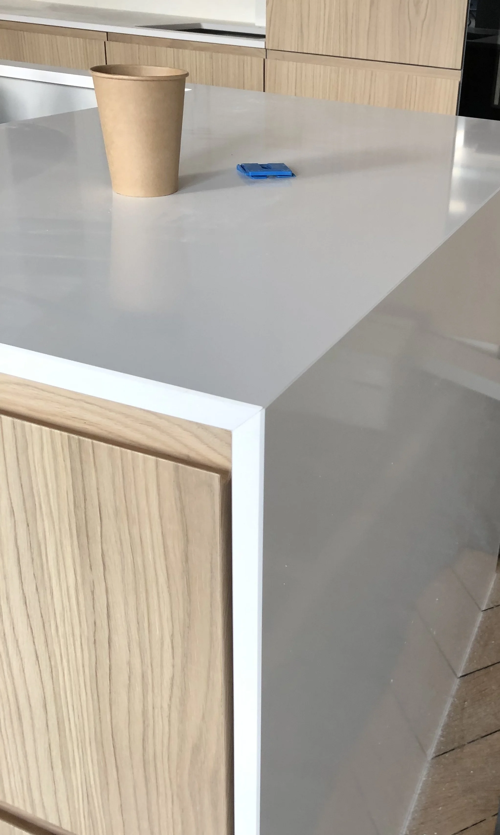 Table avec une tasse en carton et un objet bleu sur la surface