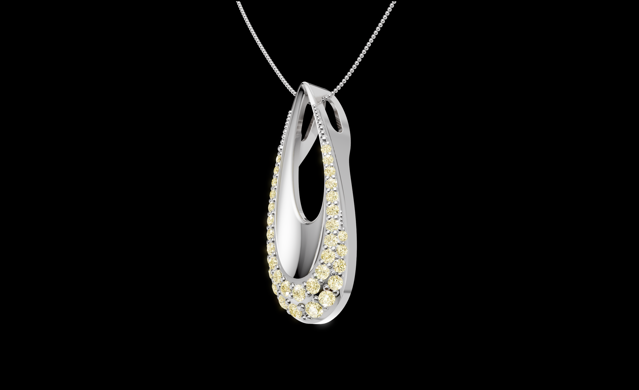 Collier en argent orné de diamants jaunes et blancs, suspendu à une chaîne en perles, contre un fond noir.