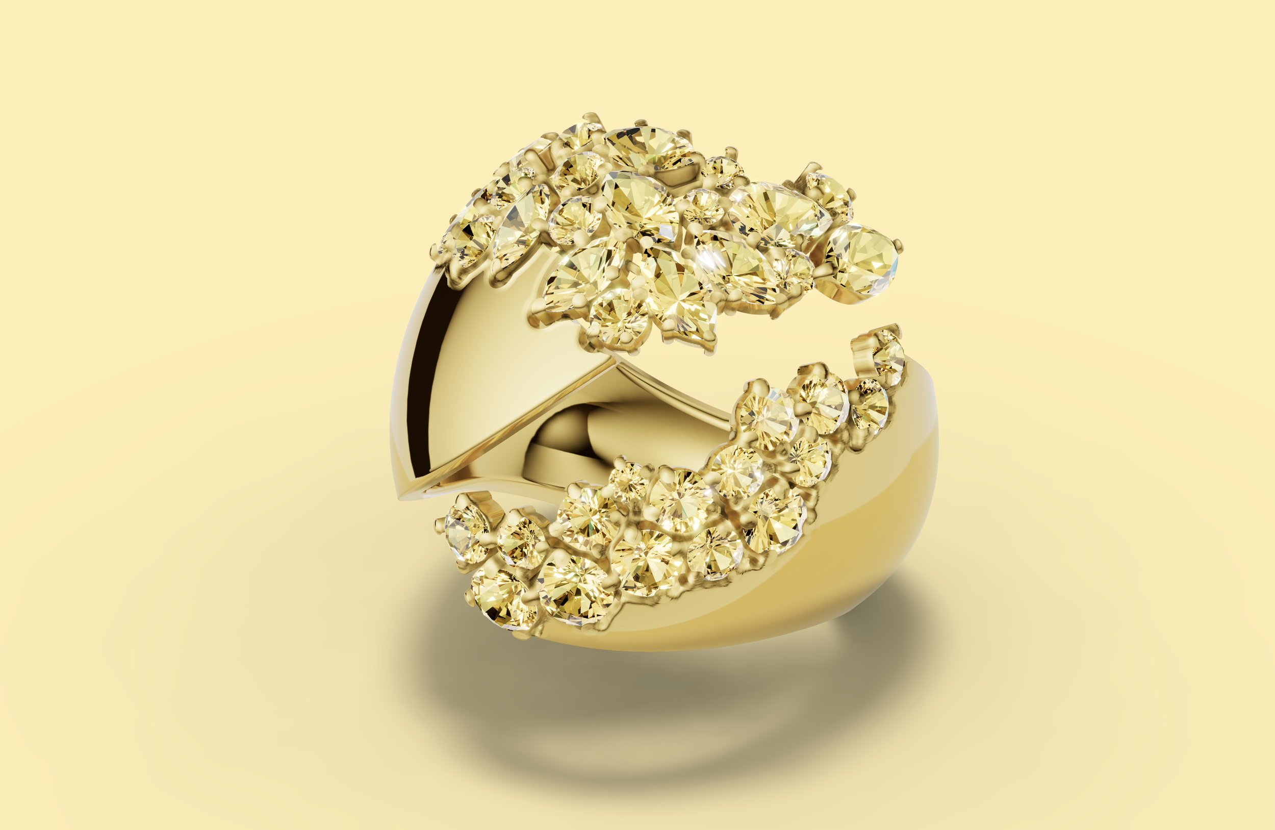 Une bague en or ornée de nombreux diamants jaunes sur un fond jaune clair.