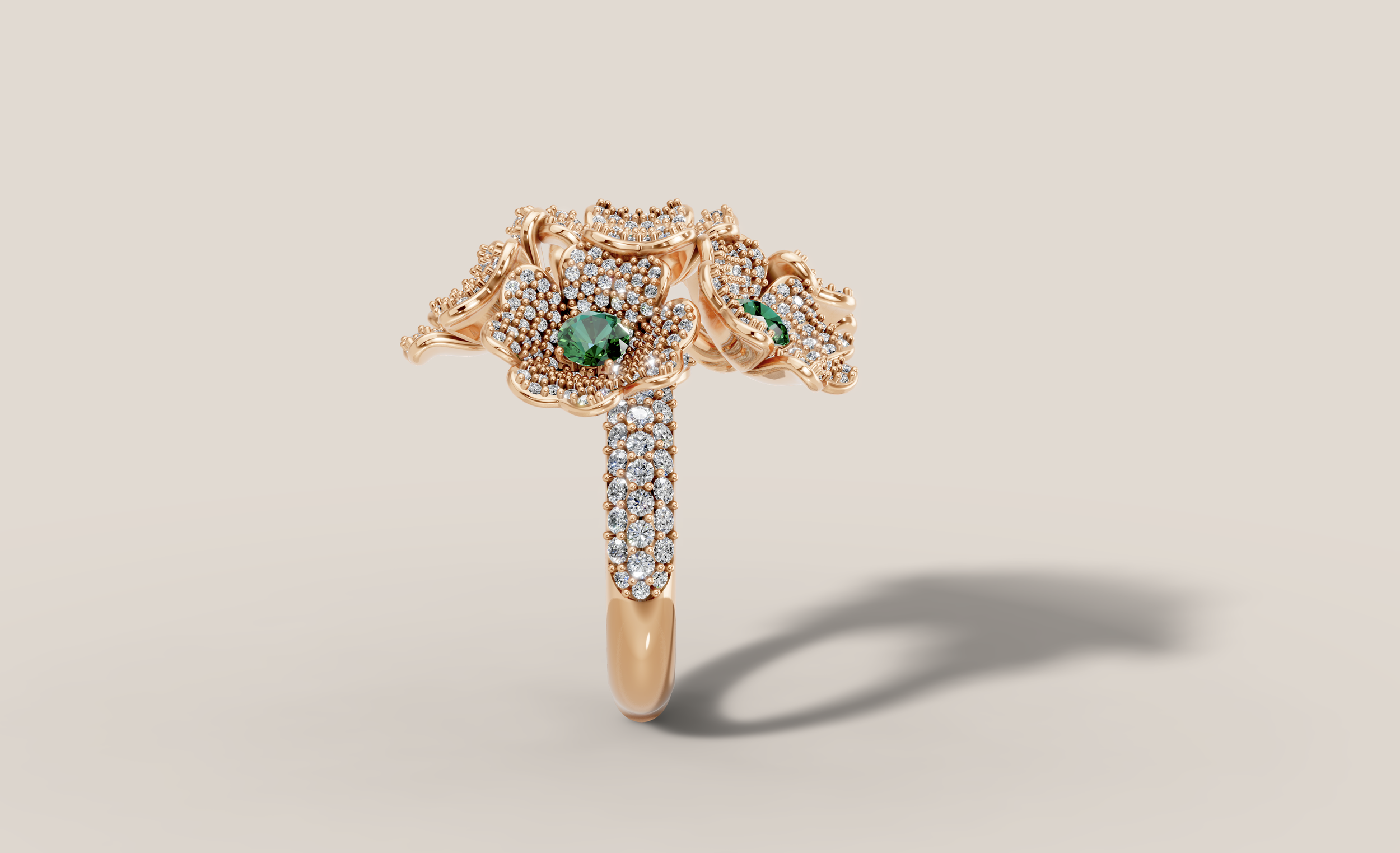 Bague en or rose ornée de diamants et d'une pierre verte sous la forme d'une rose