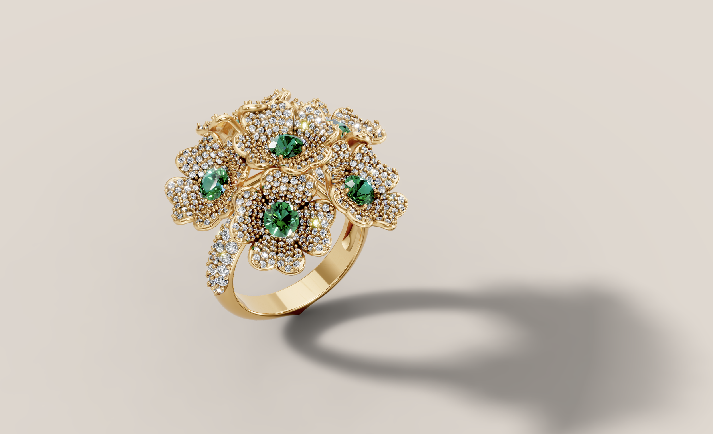 Bague en or ornée de plusieurs petits diamants et de quatre grands ovales en émeraude, avec un fond beige clair.