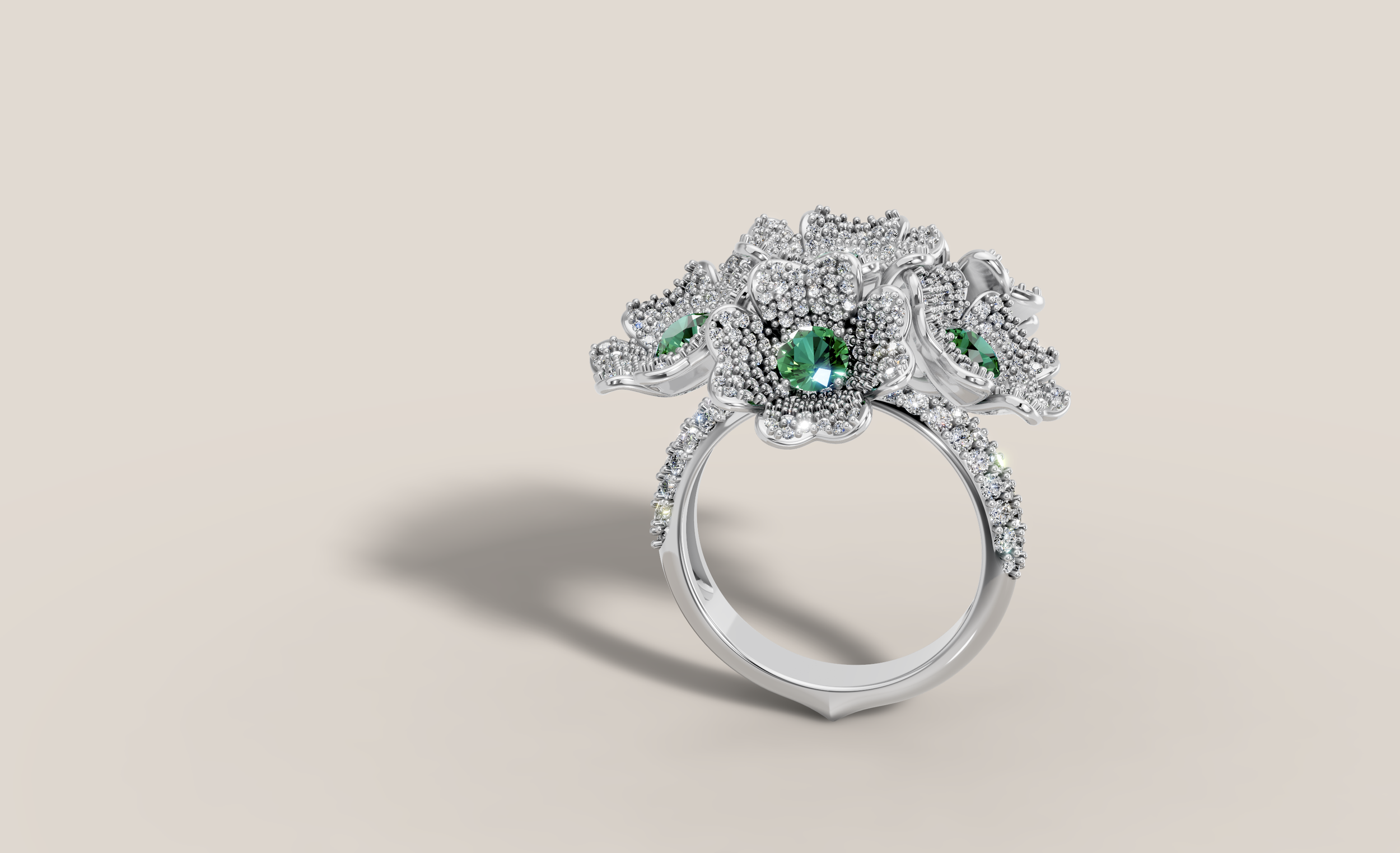 Bague en argent ornée de fleurs en diamants et de pierres vertes