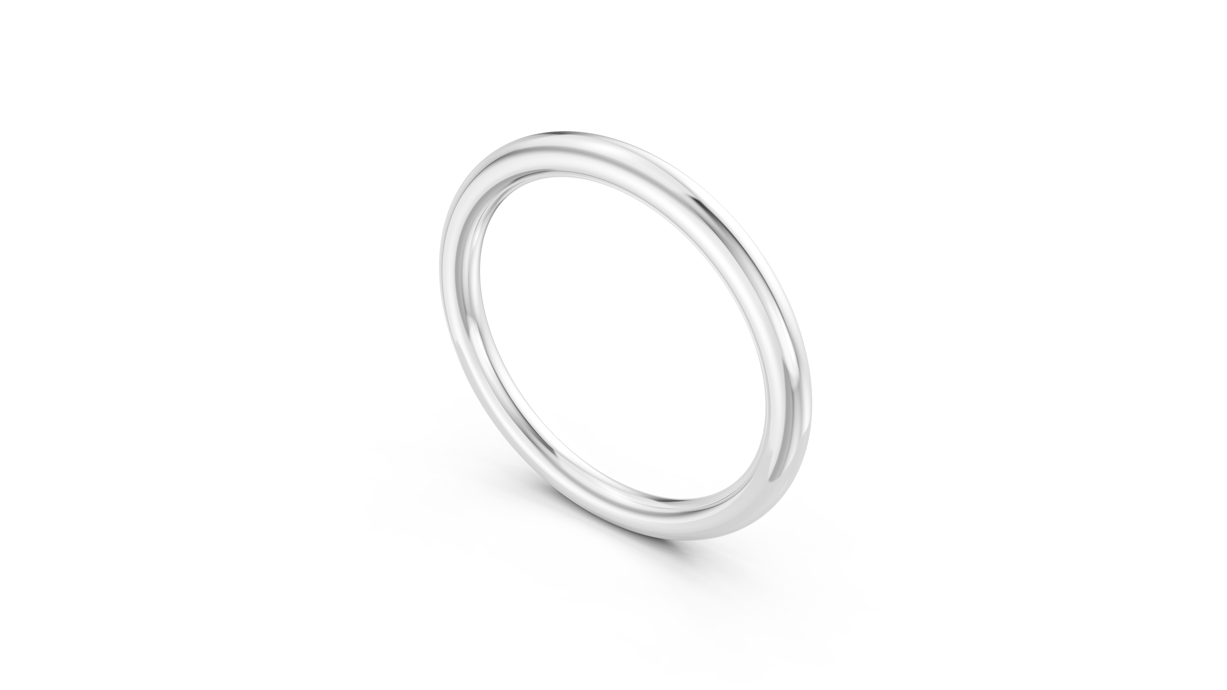 Bague en métal argenté sur fond blanc