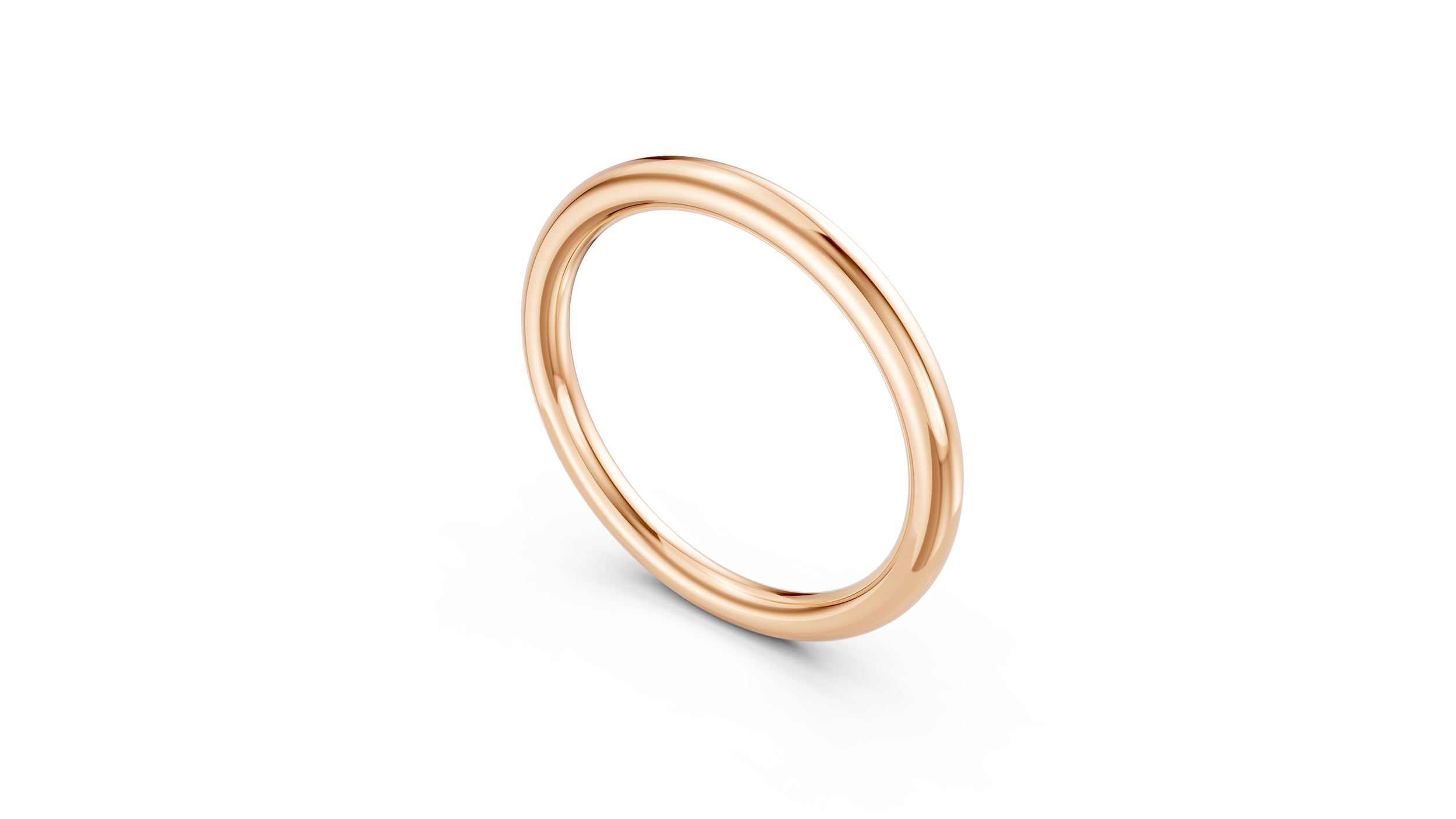 Bague en or rose simple isolée sur fond blanc.