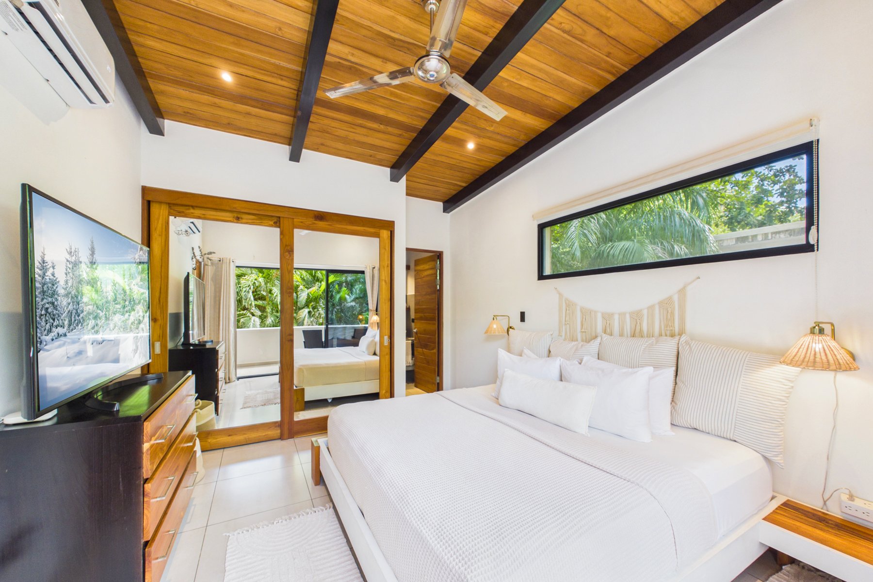 Main House Upstairs Room & Private Bath - One King Bed - Single