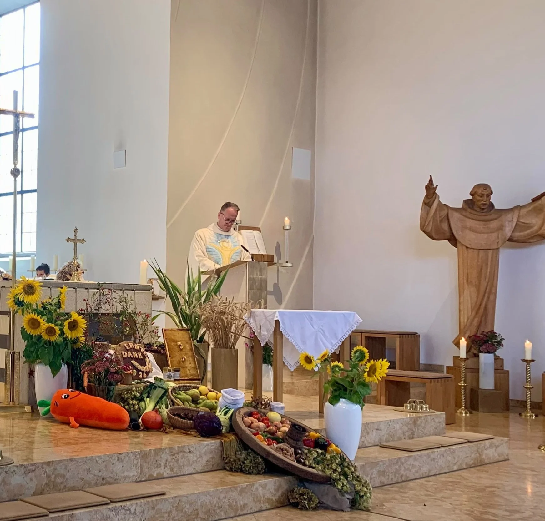 Erntedank und erster Gottesdienst mit Pfarrer Stefan Wissel